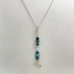 Pendentif en apatite et fil de cuivre argenté