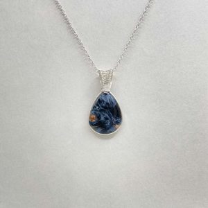 Pendentif en pietersite et fil de cuivre argenté