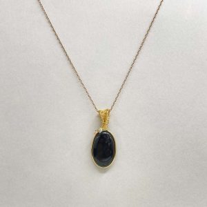 Pendentif en psylomélane, perles opale welo et fil de cuivre doré