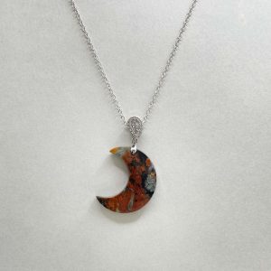 Pendentif lune en bois fossilisé