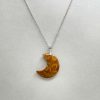 Pendentif lune en corail fossilisé
