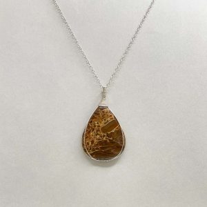 Pendentif en bois fossilisé et fil de cuivre argenté