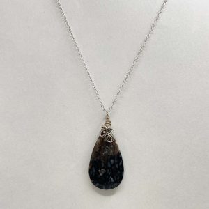 Pendentif en bois fossilisé et fil de cuivre argenté