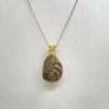Pendentif en coquillage fossilisé et fil de cuivre doré