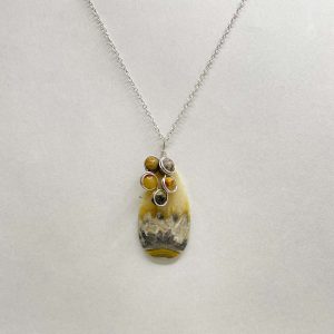 Pendentif en jaspe bumblebee et fil de cuivre argenté
