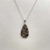 Pendentif en corail fossilisé noir