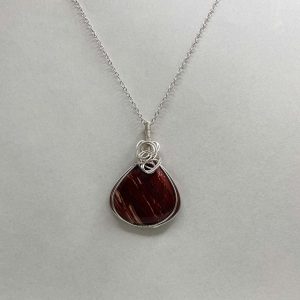 Pendentif en jaspe rouge et fil de cuivre argenté