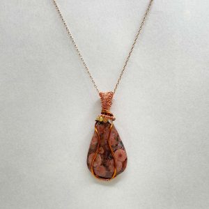 Pendentif en jaspe léopard et fil de cuivre et perles d&rsquo;opale