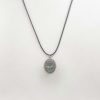 Pendentif en fluorine et métal argenté avec cordon