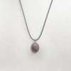 Pendentif en rhodonite et métal argenté avec cordon