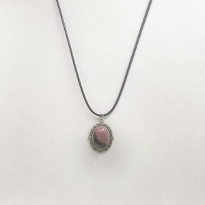 Pendentif en rhodonite et métal argenté avec cordon