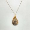 Pendentif en agate fleur et fil de cuivre doré