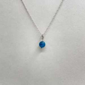 Pendentif en apatite et fil de cuivre argenté
