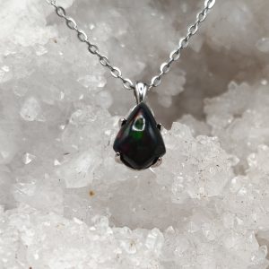 Pendentif en opale welo noire d&rsquo;Éthiopie