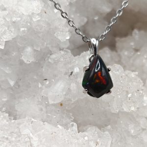 Pendentif en opale welo noire d&rsquo;Éthiopie