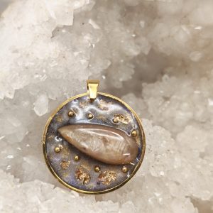 Pendentif en saphir doré et résine UV
