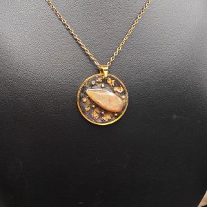Pendentif en saphir doré et résine UV